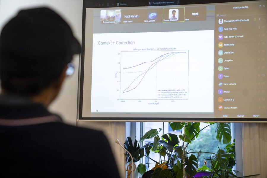 Une diapositive projetée pendant une conférence de recherche, plantes à l’avant-plan